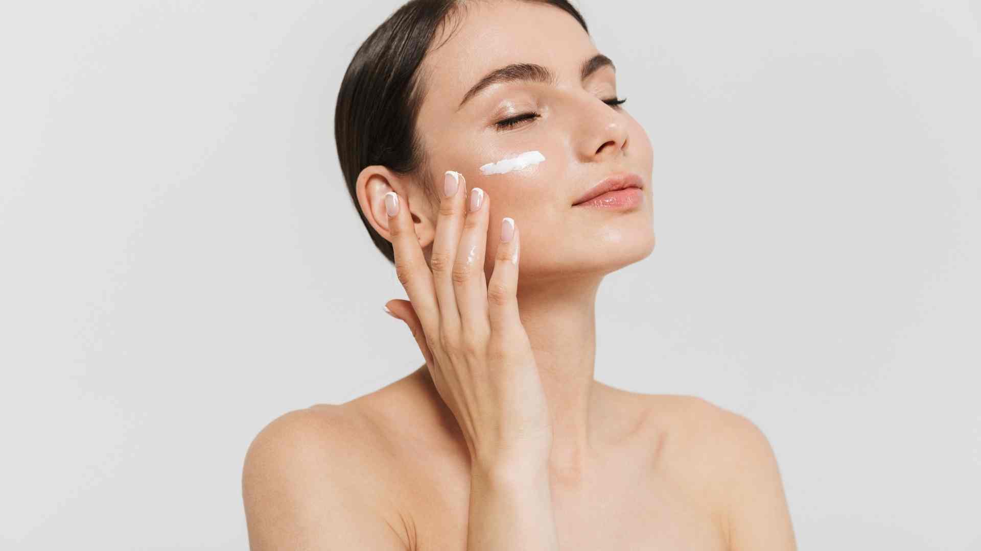 Leke Karşıtı Güneş Kremi ile Normal SPF Arasındaki Fark Nedir?