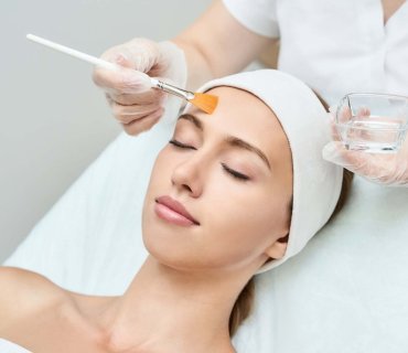 Salitsilik Asid nədir? Sızanaq, Porslar və Yağlı Dəri üçün Faydaları (Tam Bələdçi)